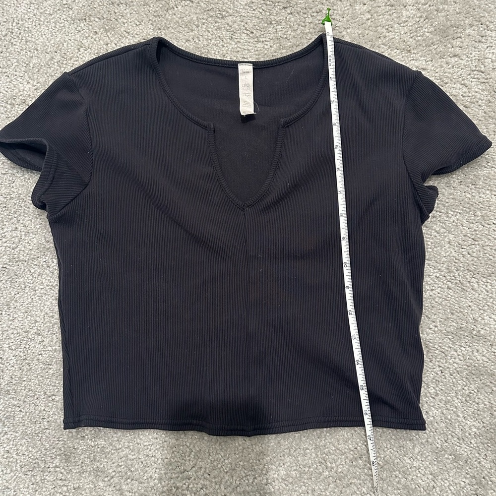 ALO Yoga Black Ribbed Short Sleeve Cropped Top - Picture 5 of 6